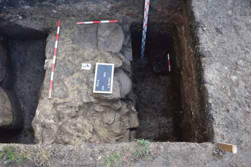 Fig. 8. Secțiunea S10 – fundație din piatră lipită cu mortar galben.