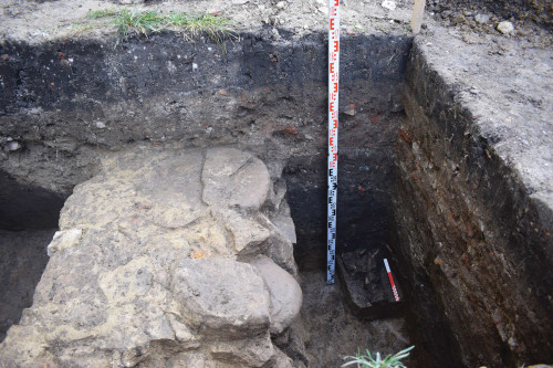 Fig. 9. Secțiunea S10 – detaliu privind stratigrafia în dreptul fundației de piatră lipită cu mortar.