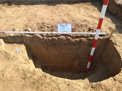 Fig. 15. Fulgeriș, La trei cireși – Foto groapa Gr. 59, în timpul cercetării (2)