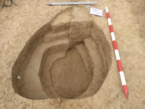 Fig. 15. Fulgeriș, La trei cireși – Foto groapa Gr. 59, în timpul cercetării (3)