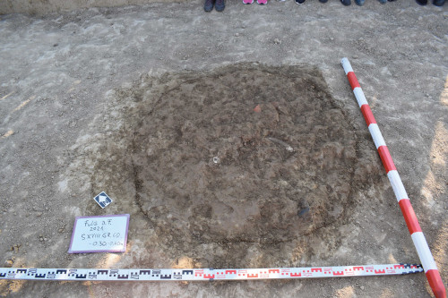 Fig. 16. Fulgeriș, La trei cireși – Foto groapa Gr. 60, în timpul cercetării(1)