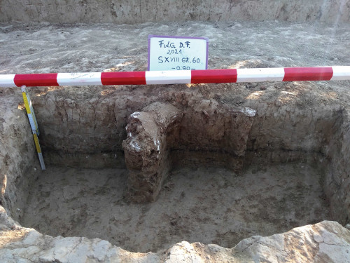 Fig. 16. Fulgeriș, La trei cireși – Foto groapa Gr. 60, în timpul cercetării (3)