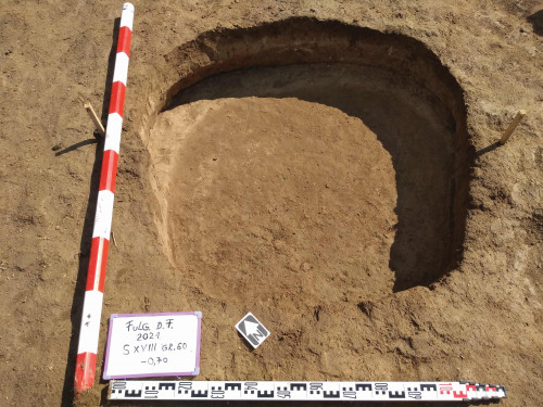 Fig. 16. Fulgeriș, La trei cireși – Foto groapa Gr. 60, în timpul cercetării (5)