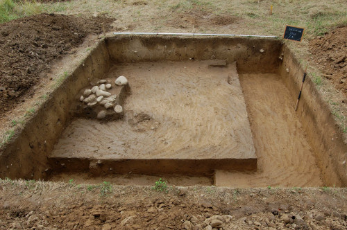 Fig. 2. Tibiscum. Fundația din piatră de râu a aediculei.