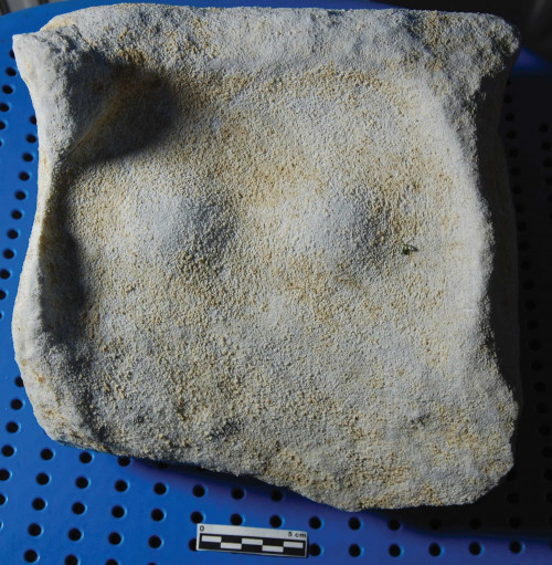 Fig. 4. Tibiscum. Plăcuță din marmură cu reprezentarea a două personaje.