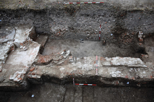 Fig.3. Trepte spre altarul din absida centrală, vedere dinspre vest.