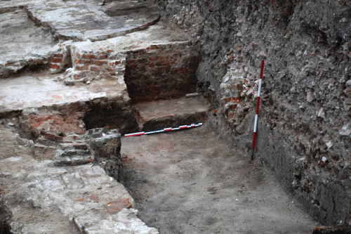Fig.4. Cavitate dreptunghiulară săpată în zidul absidei centrale, vedere dinspre sud-vest.