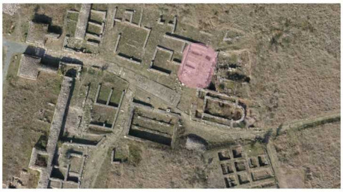 Fig. 2. Vedere aeriană asupra zonei Poarta Mare și a sectorului Basilica cu criptă, cu indicarea zonei cercetate  în campania 2021(L. Cliante 2021, cu concursul MINAC)