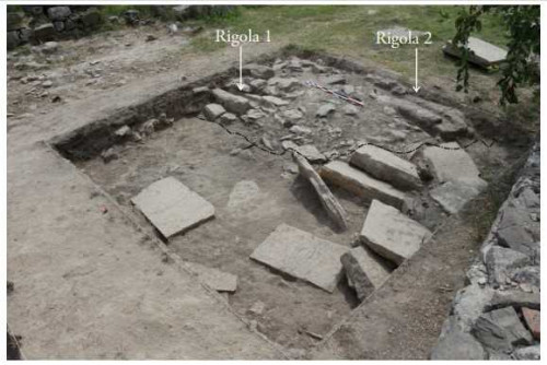 Fig. 5. Vedere dinspre nord-vest asupra casetei C4, cu indicarea limitelor gropii moderne   de intervenţie din jumătatea nordică a secţiunii (foto IA, 2021)
