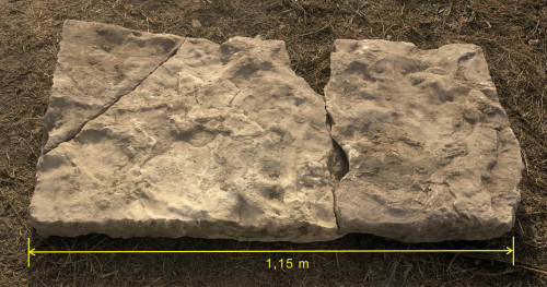 Fig. 3 – Lespede de pe latura estică a M. 6, spartă ca urmare a reutilizării mormântului