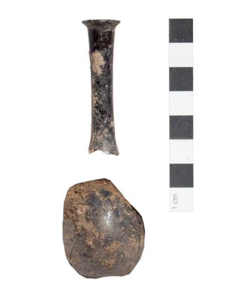 Fig. 4 – Unguentarium de sticlă închisă la culoare, cu gât înalt, descoperit în M. 6