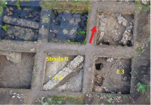 Pl. 4 - Micia, Sector NE Amfiteatru, Campania 2021, imagine aeriană cu C 8, C18 – 19, cu marcarea plincipalelor structuri investigate - Edificiul nr. 3, Straba B și Z 6 - Edificiul nr. 2.