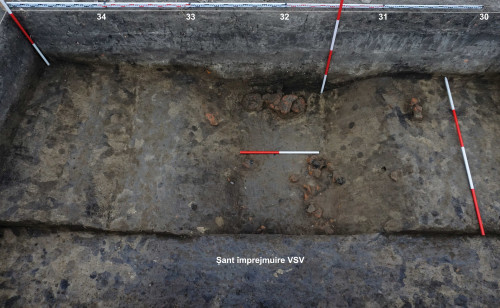 Fig. 9. Ripiceni-Holm. Etapă de cercetare a șanțului de apărare de la VSV (m 30-35) / Research stage of the WSW defense ditch (m 30-35).