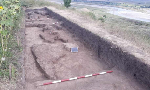1.  Secțiunea S.XVII (în plan apropiat, locuințele L.1 și L.2 suprapuse, iar în plan îndepărtat, locuința L.3)