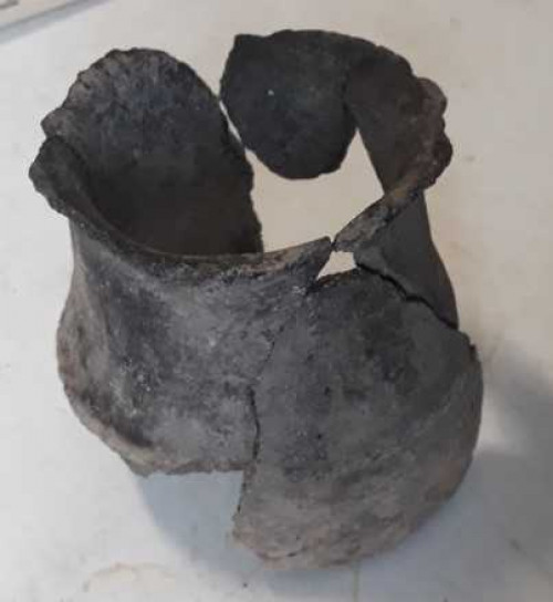  4. Vase borcan restaurate parțial din groapa Gr.2 a locuinței L.2