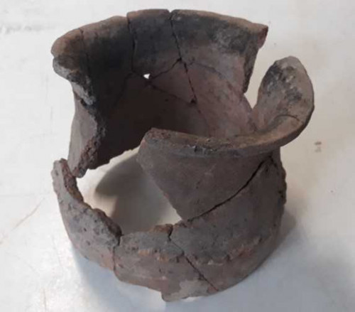  5. Vase borcan restaurate parțial din groapa Gr.2 a locuinței L.2