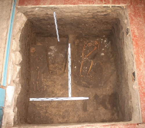 Fig. 4. Cășăria-Biserica „Sfinții Voievozi”: morminte de înhumație din interiorul actualei biserici (foto: C. Preoteasa, 2021).