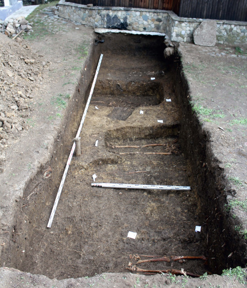 Fig. 5. Cășăria-Biserica „Sfinții Voievozi”: morminte de înhumație și reînhumări din exteriorul actualei biserici (foto: A. Gafincu, 2021).