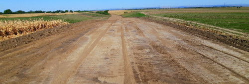 Fig. 1. Izvoare-„Râpa Roșie”. Vedere generală dinspre sud-vest asupra sitului arheologic și Casetei A (Cas. A) (foto: C. Preoteasa, 2021).