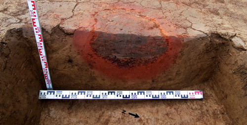 Fig. 3. Izvoare-„Râpa Roșie”. Profilul umpluturii Gropii 1 (G. 1) (foto: C. Preoteasa, 2021).