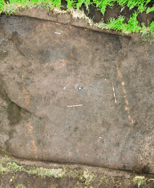 Fig. 3. Săcălușești-„Dealul Buga”. Resturile Locuinței 1 (L. 1) (foto: B. Bobînă, 2021).