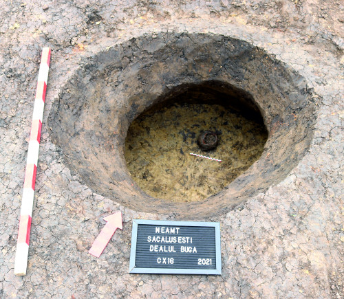 Fig. 4. Săcălușești-„Dealul Buga”. Groapa 15 (G. 15) și vasul sferic fragmentar din interiorul său (foto: B. Bobînă, 2021).