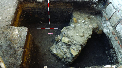 Fig. 1. Colțul de sud-est al navei bisericii vechi, cu contrafortul; în dreapta, zidul de sud al bisericii actuale.