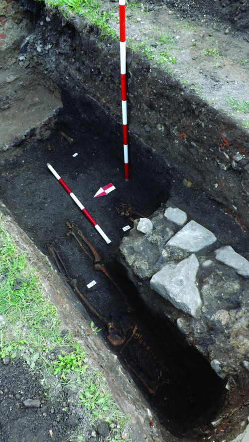 Fig. 4. Morminte din cimitirul bisericii, la vest de lăcașul de cult actual, suprapuse de structuri zidite ulterioare.