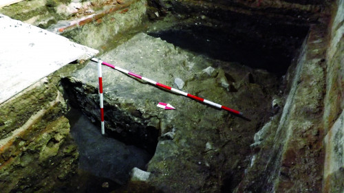 Fig. 6. Ruina colțului de nord-vest al compartimentului bisericii vechi identificat în interiorul celei noi, flancat de latura de nord a acesteia și de fundația continuă a stâlpilor.