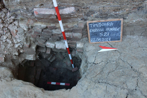 Fig.12. Groapa cămășuită cu cărămizi, vedere dinspre est.