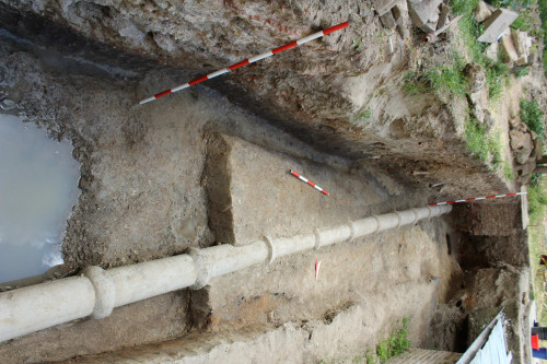 Fig.13. Șanțul de apărare al donjonului, de-a lungul profilului secțiunii S22, vedere dinspre est.