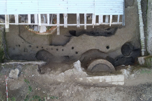 Fig.14.Palisada și șanțul de apărare al donjonului, pe latura sa de vest - fotografie realizată cu drona.
