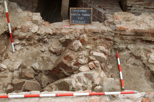 Fig.6. Zidul prăbușit din turnul donjonului, vedere dinspre vest.
