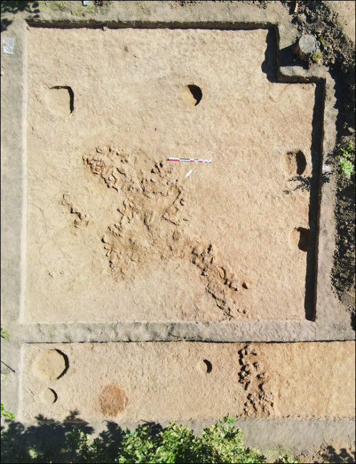 Fig. 5. Albești - Cetățuia. S 1 și S 2, zona locuinței L 1 (fotografie aeriană).