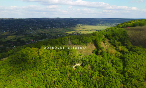Fig. 2. . Dobrovăț - Cetățuia. Fotografie aeriană dinspre vest (A. Berzovan).