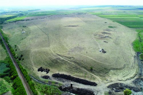 Fig. 1 Zona Ruginoasa – Dealul Ruginii, vedere aeriană dinspre nord.