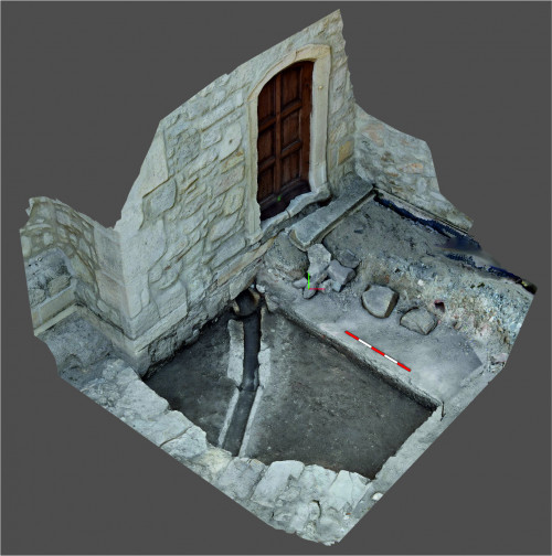 Fig. 4. Segment al canalului de scurgere a apei din curtea fostei mănăstiri franciscane (astăzi biserica reformată).