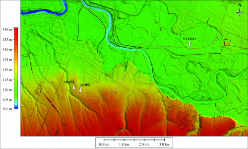 Fig. 2. Model digital de elevație, cu indicarea traseului viitoarei variante ocolitoare Arad-Est și a siturilor arheologice identificate.