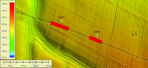 Fig. 4. Model digital de elevație, cu indicarea traseului viitoarei variante ocolitoare Arad-Est și a siturilor arheologice AR051 și AR052.